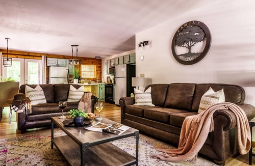 Pigeon Forge Cabin | *Private* 5BR Cabin-2 Min to Parkway-DogsOK-Hot Tub
