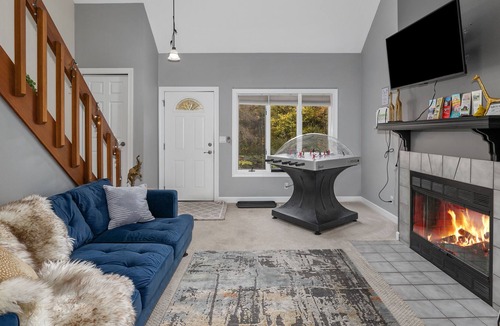 Lowell House | Private Bungalow - SLEEPS 11:Close to GRR Airport- indoor fireplace