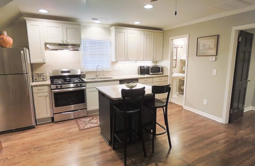 Roswell Cottage | Private Carriage House 5 miles to Ameris Amphitheater Walkable to Canton st