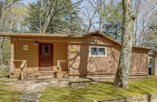 Ludington Cabin | Private Community Beach! Family Cabin in Ludington