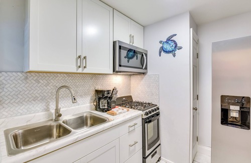 Ocean City Apartment | Private Hot Tub: Fort Walton Beach Bungalow!