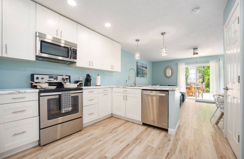 South Gull Lake Apartment | Private King Room on Gull Lake