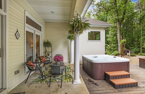 Battle Creek House | ★Private Oasis Heated Pool, Hot Tub, Koi Pond, Waterfall, Theater Room & More!