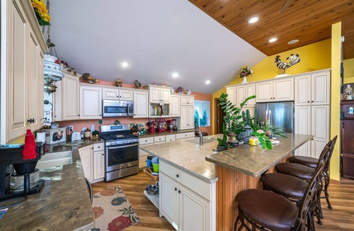 Cloverdale Cottage | Private spacious beach retreat on Wall Lake.
