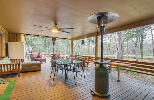 Ellendale House | Private & Spacious Lakefront Home in Memphis!
