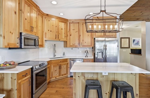 Pleasure Point House | Quiet Cove Paradise 30 min to Auburn. Hot tub, Massive Dock and Sunset views.