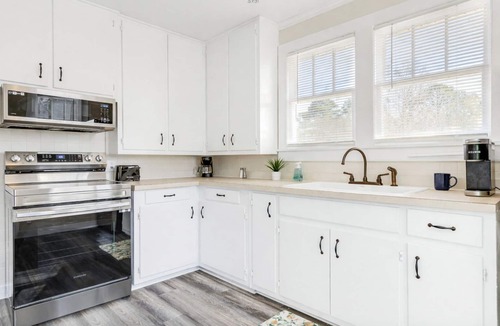Grove Hill House | Quiet Grove Hill Cottage w/Wraparound Deck!