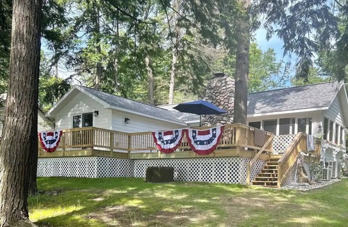 Hubbard Lake Cottage | Quiet Hallmark Movie Cottage on Hubbard Lake for couples or families.