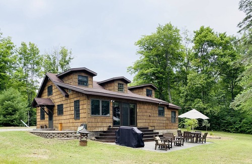 Shingleton Cottage | Quiet year round lake home, swimming/fishing, near Pictured Rocks, trail access