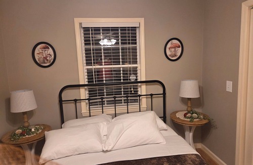 Groveoak House | Quite, cozy farmhouse in the country near Albertville,