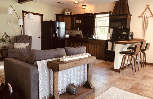 Long Beach Cottage | *Quite & Cozy Romantic Beach Gateway for 2. Walk to the Beach, 4 mins to D-Town*