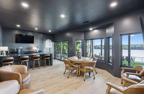 Winchester House | *Rare* Lake Luxury-Sleeps 32, 10 Bedrooms, 2 Docks