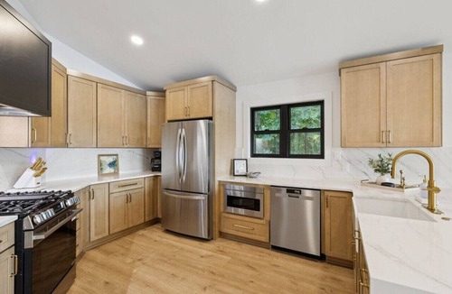 Winchester House | *Rare* Lake Luxury-Sleeps 32, 10 Bedrooms, 2 Docks