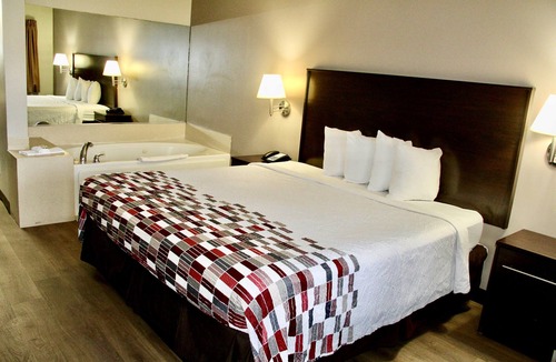 Lake Orion Hotel | Red Roof Inn & Suites Lake Orion/Auburn Hills