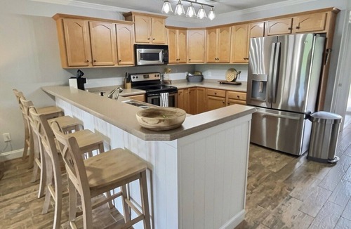 Alexander City Condo | Relax and unwind in this top floor updated 3 bedroom condo on Lake Martin