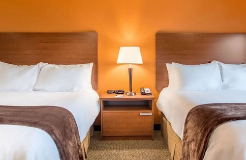 Marquette Hotel | Relax in Comfort: Full Kitchen, Free Parking & Laundry Access