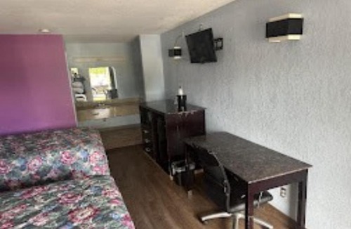 Crestline Heights Hotel | Relax Inn Hotel