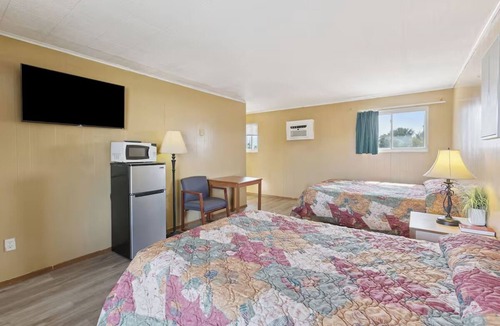 Shields Hotel | Relax + Recharge w/Affordable Room w/Free Parking & Close to Dining Options