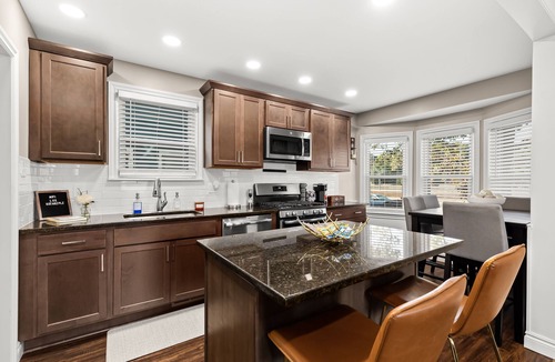 Ferndale House | Relaxing~ Hot Tub ~ Hideout with Home Theatre ~ Arcade games ~ & Pool Table!