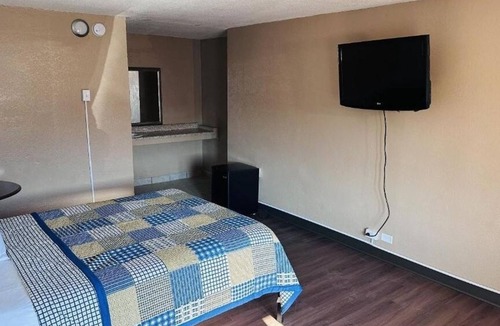 Fort Wayne Hotel | Relaxing King Bed Room, Perfect for Budget-Travelers