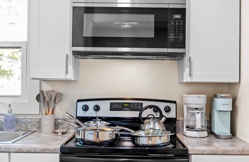 Niceville House | Remodeled Coastal Cottage Near Destin - Walk to Pickleball & Pubs