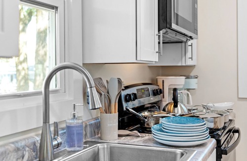 Niceville House | Remodeled Coastal Cottage Near Destin - Walk to Pickleball & Pubs