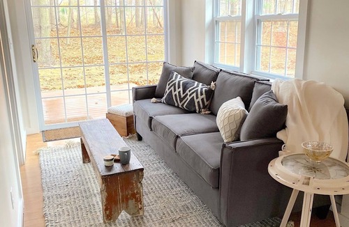 South Haven Cabin | Renovated cabin/beach access/1+ acre of woods