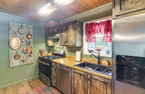 Scobey House | Renovated Cabin on 15 Forested Acres in Tillatoba!