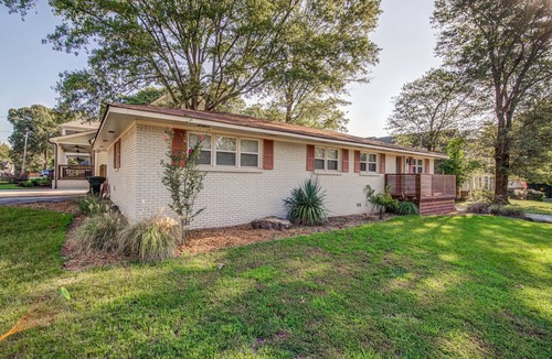 Hapeville House | Renovated Ranch House in Walkable Historic Neighborhood
