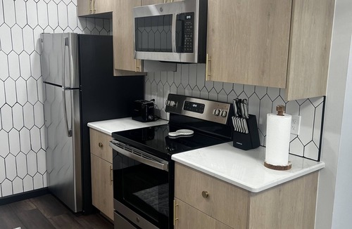 Ottawa Apartment | Renovated Unit! Near Downtown, Restaurants, Shopping and Promedica Hospital.