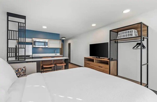 Newnan Hotel | Rest in a Comfortable Room After Exploring Newnan | Pet-Friendly Stay