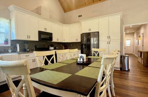 Inman Cabin | Restful 3 Bd. Private Cottage Retreat, 100 Acres w/Woods, River/Creek & Trails