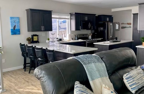 Brighton House | Rise and Shine Island Lake Cabin Beautiful 3-bedroom house with AC