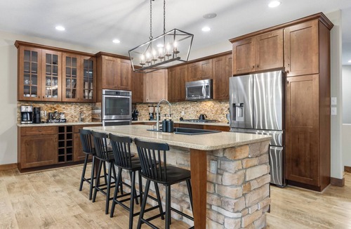 Thompsonville Ski Chalet | Riverfront Chalet on 5 acres~GameRoom~Spa~Gym~Firepit~Theater~2min to CrystalMtn
