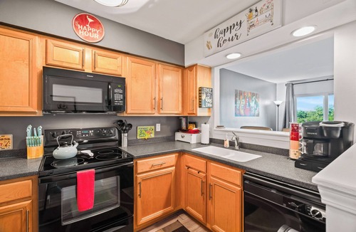 North Capitol Condo | Riverfront Downtown Nashville Condo/Walk to Broadway/2 King Suites/Free Parking
