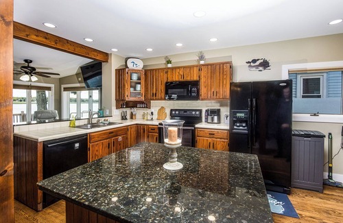 Port Huron House | Riverfront Freighter view, 3 Bedroom with 2 Kings, Hot Tub, Air Hockey, Foosball