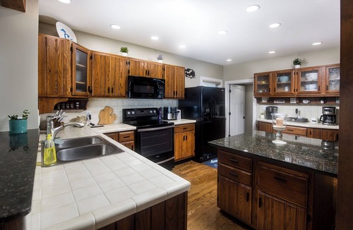 Port Huron House | Riverfront Freighter view, 3 Bedroom with 2 Kings, Hot Tub, Air Hockey, Foosball