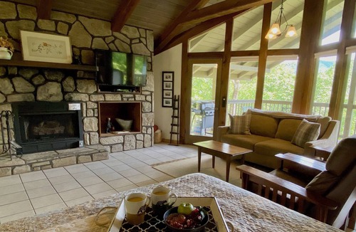 Townsend Cabin | Riverview: Free Attraction Tickets, Hot Tub, River View & Access, 5 Mins To National Park