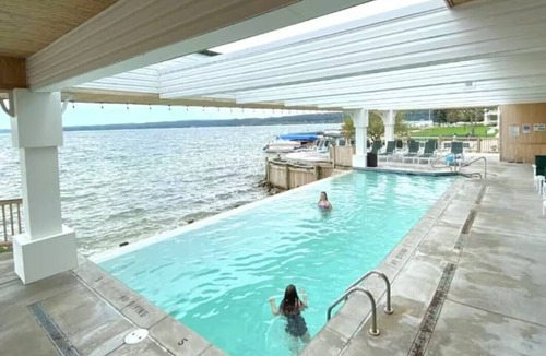 Onekama Apartment | Romantic Hideaway Studio—Pool & Hot Tub—Lake Michigan Access—2 Kayaks Provided!