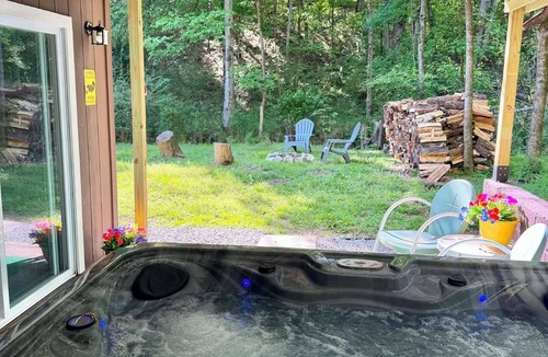 Joelton House | Romantic, peaceful Country getaway. 1-bedroom building with private Hot tub