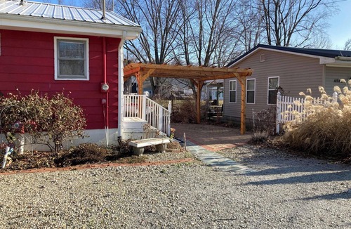 Westler Lake Cottage | Romantic vintage. 2-bedroom cottage with WiFi, AC in tranquil Wolcottville