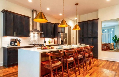 Hadley - Washington House | Rooftop deck, game room & karaoke garage house, sleeps 12 near downtown
