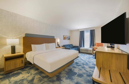 Huntsville Hotel | Room + Free Parking & Seasonal Pool | Discover Huntsville’s Local Attractions!