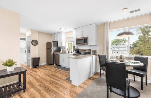 Roseville Apartment | Roomy 1BR Upper Flat in the Heart of Roseville