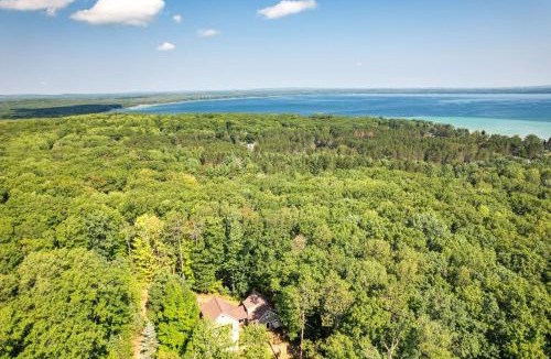 Higgins Lake House | Roscommon Retreat w/Deck ~ 1 Mile to Higgins Lake