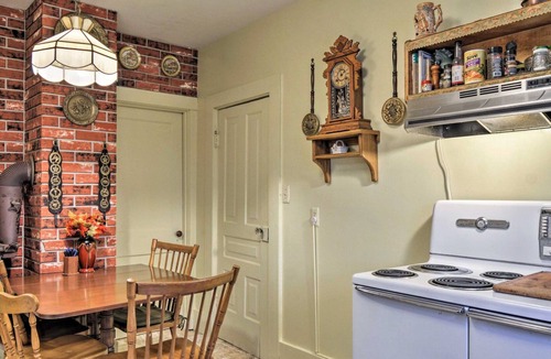 Le Roy House | Rose Lake Wilderness Retreat - Sleeps 13 People!