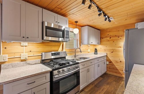 Manitou Beach-Devils Lake Cottage | Round Lake Cozy Getaway 3-bedroom cottage Sleeps 6 with optional Pontoon Boat