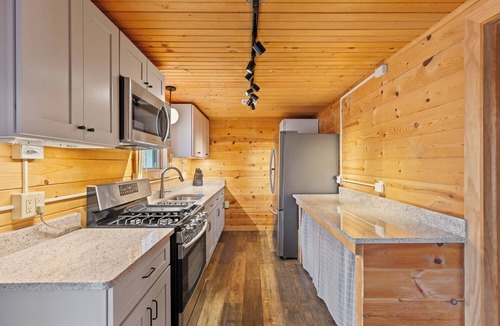 Manitou Beach-Devils Lake Cottage | Round Lake Cozy Getaway 3-bedroom cottage Sleeps 6 with optional Pontoon Boat