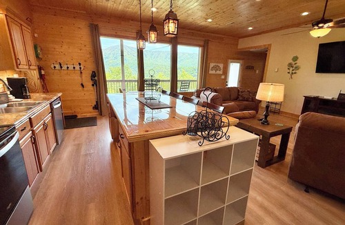 Wears Valley Cabin | Roundtop Mountain Ridge Cabin-Spacious 3 bedroom/Separate living spaces/Mtn View