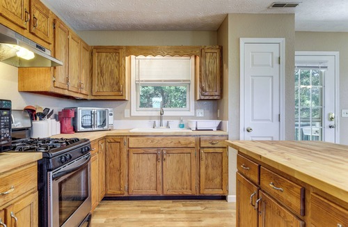 Mohawk House | Rural Bybee Retreat w/Mtn Views!